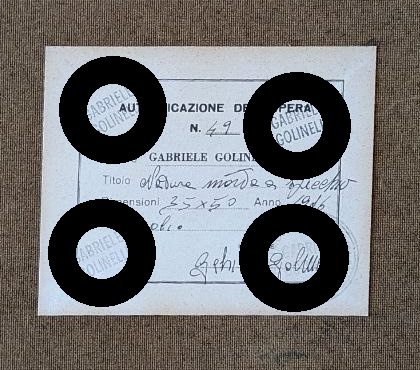 Detail des Etiketts auf der Rückseite von „Natura morta a specchio“; gedruckte Kontaktdaten und überlappende Teile des Dokuments sind abgedeckt.